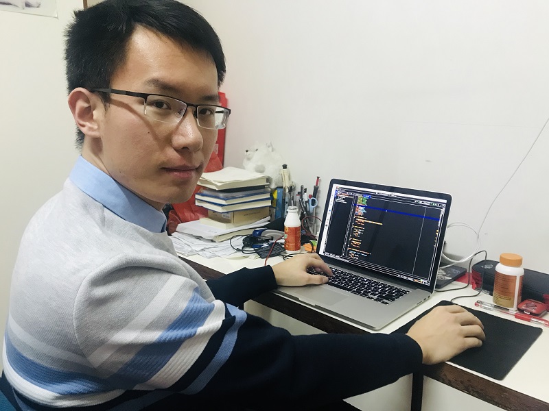 6李子健同学在编写程序.jpg 6李子健同学在编写程序.jpg