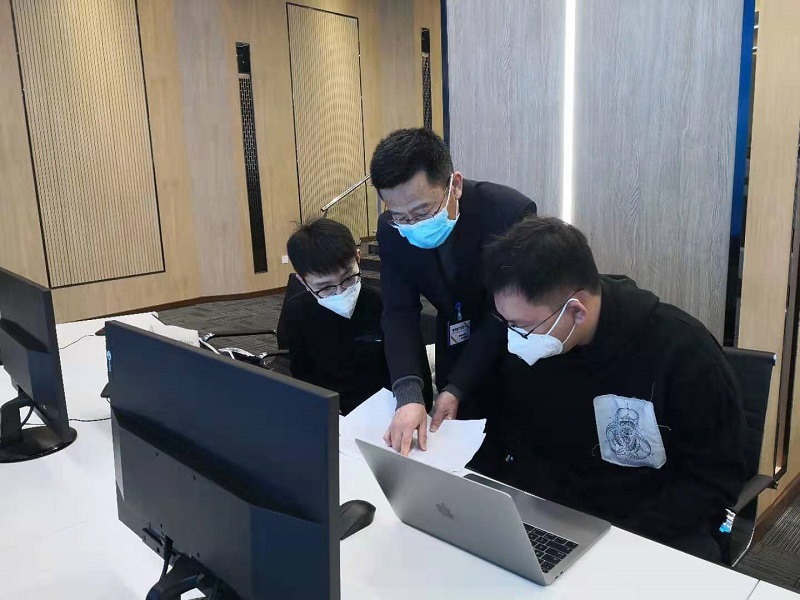 4景峰同学参与工作任务讨论(左一).jpg 4景峰同学参与工作任务讨论(左一).jpg